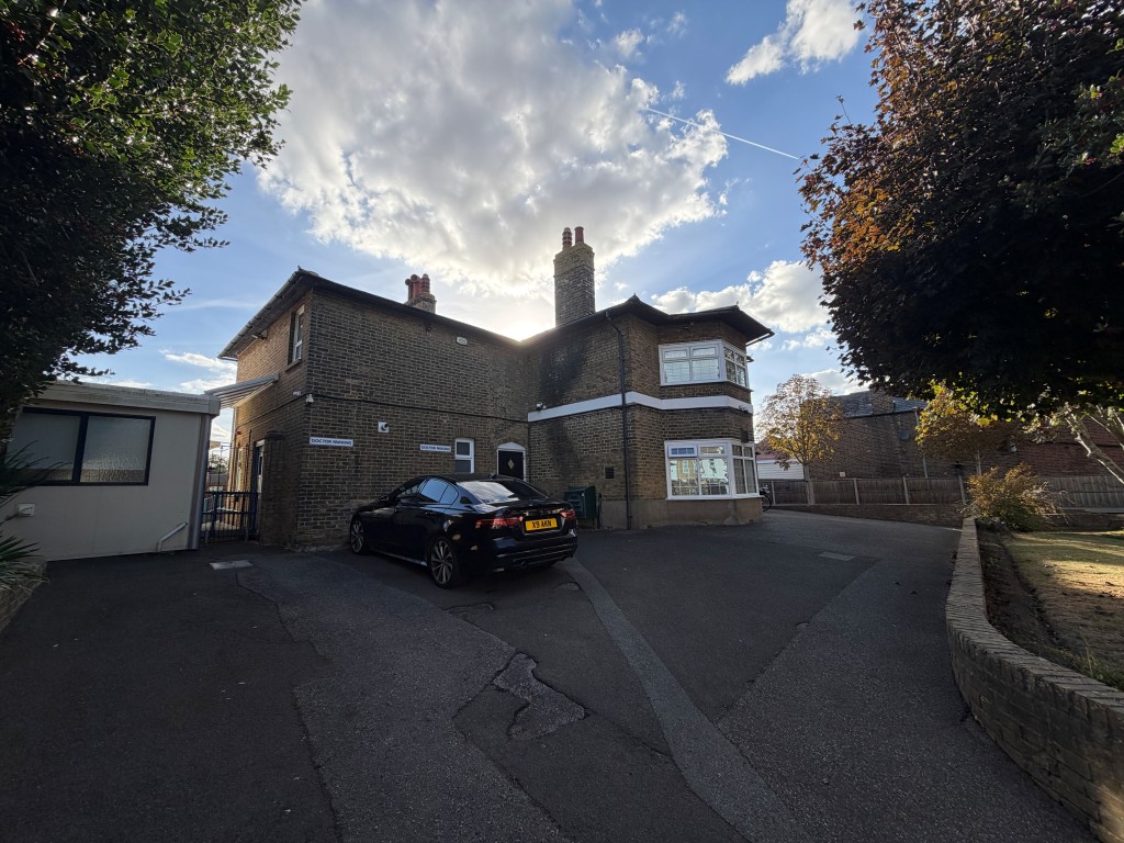 Lot: 170 - VACANT DOCTORS SURGERY WITH POTENTIAL - Rear of property